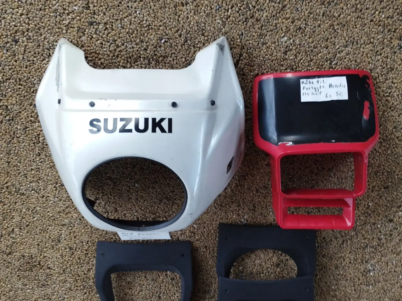 Billede 1 -  Hvid skjold til Suzuki , rød Honda.    (%)