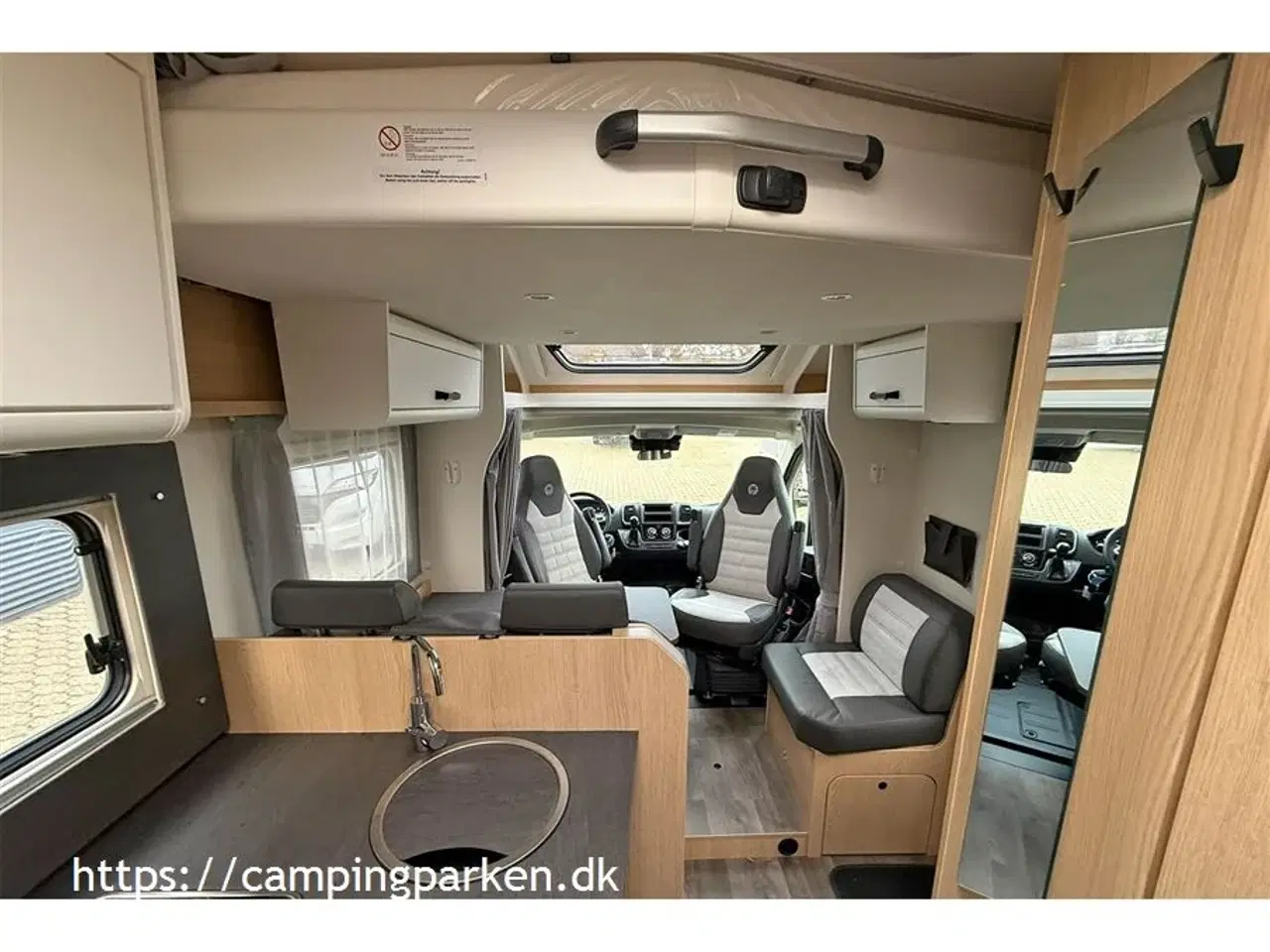 Billede 5 - 2026 - SunLight   Ny grundplan med enkeltsenge, sænkeseng og under 7 meter, med automatgear