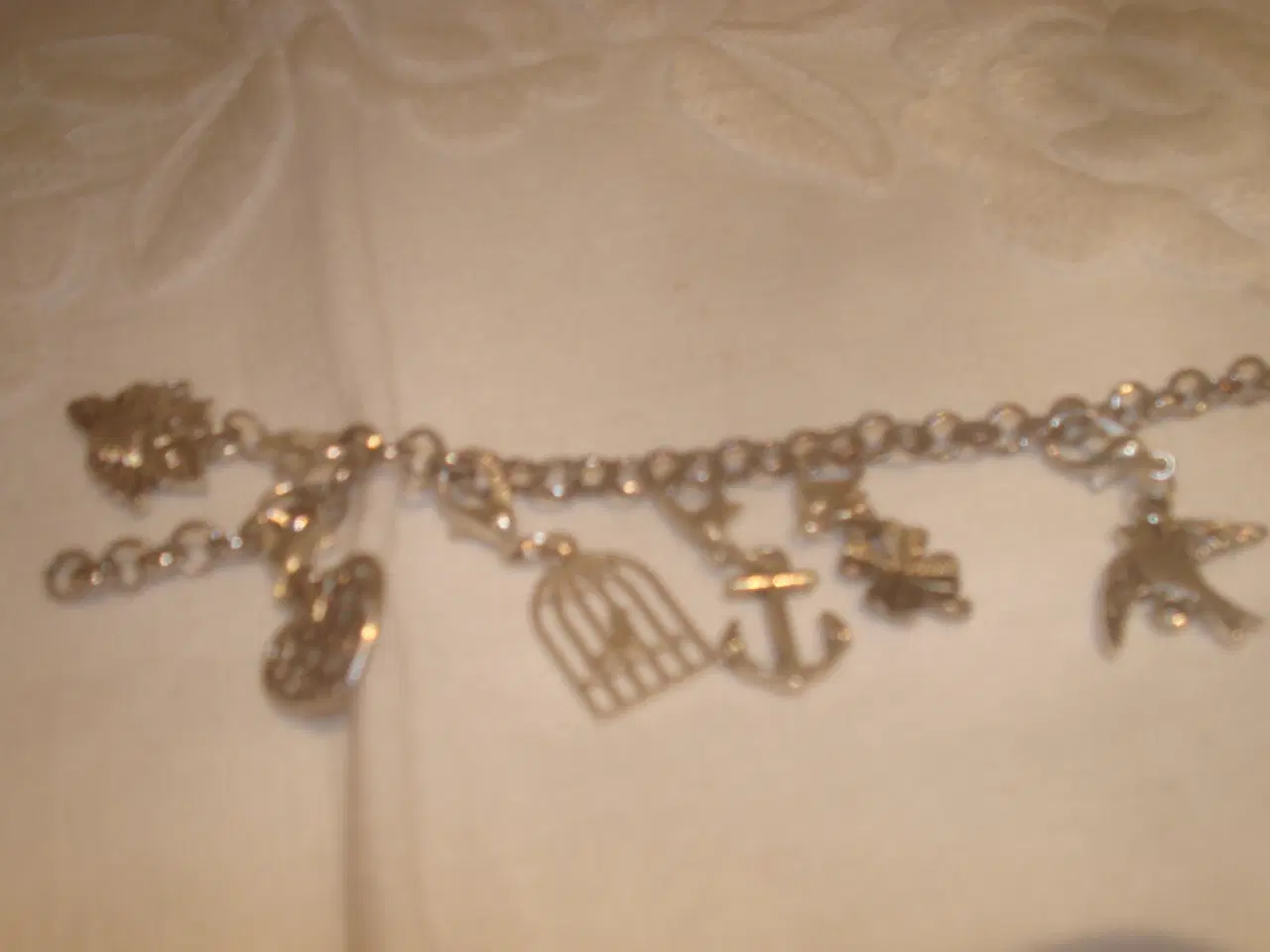 Billede 3 - SØLVARMBÅND m/ 9 STK VEDHÆNG, SMUKT OG SPÆNDENDE,