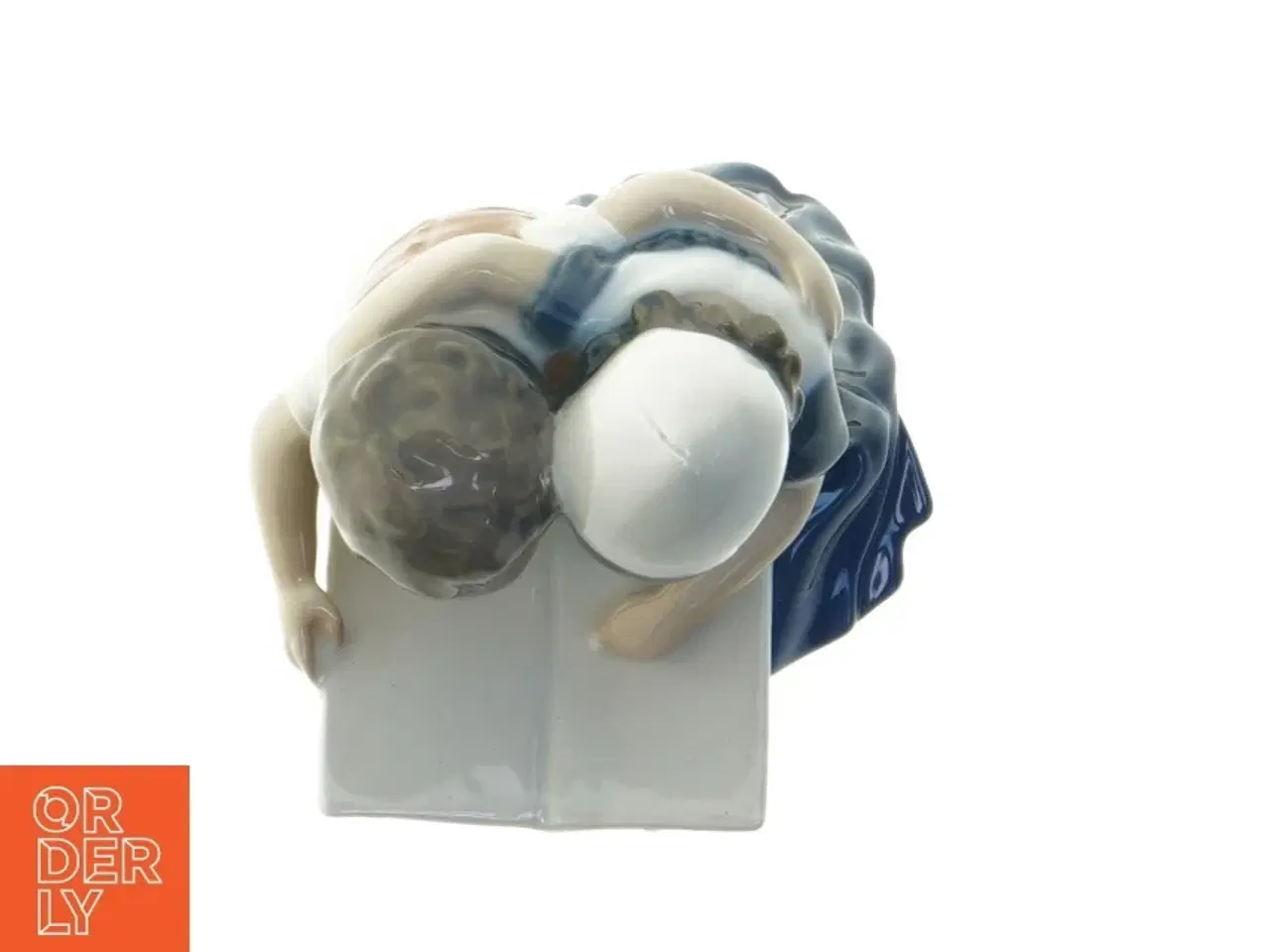 Billede 4 - Porcelænsfigur med bøgende børn fra Royal Copenhagen (str. 10,5 cm)