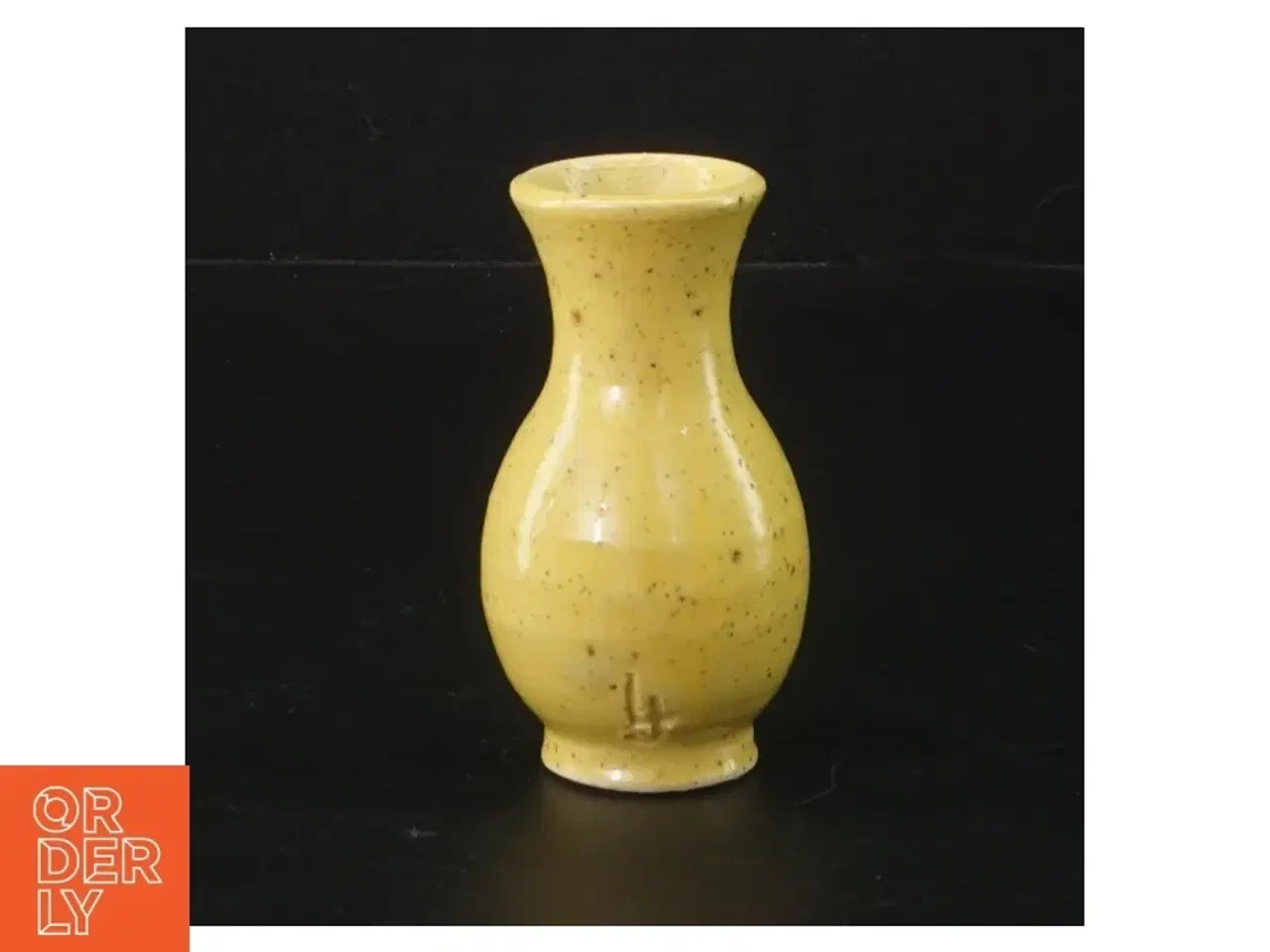 Billede 1 - Gul vase (str. H. 9 cm. ø. 5,5 cm)