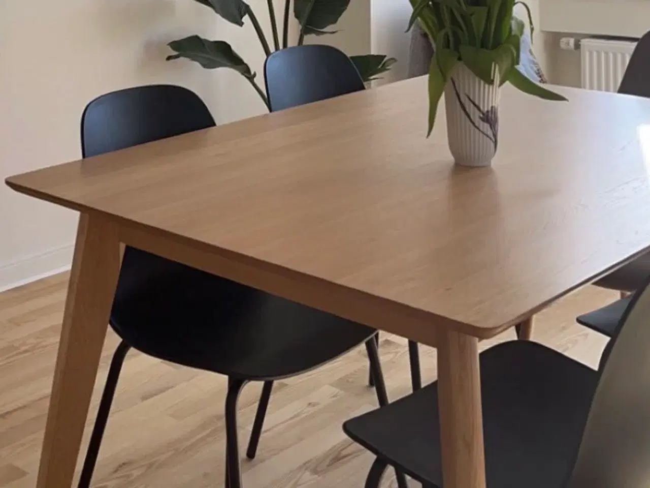 Billede 2 - Spisebord fra JYSK i lys eg med udtræk.
