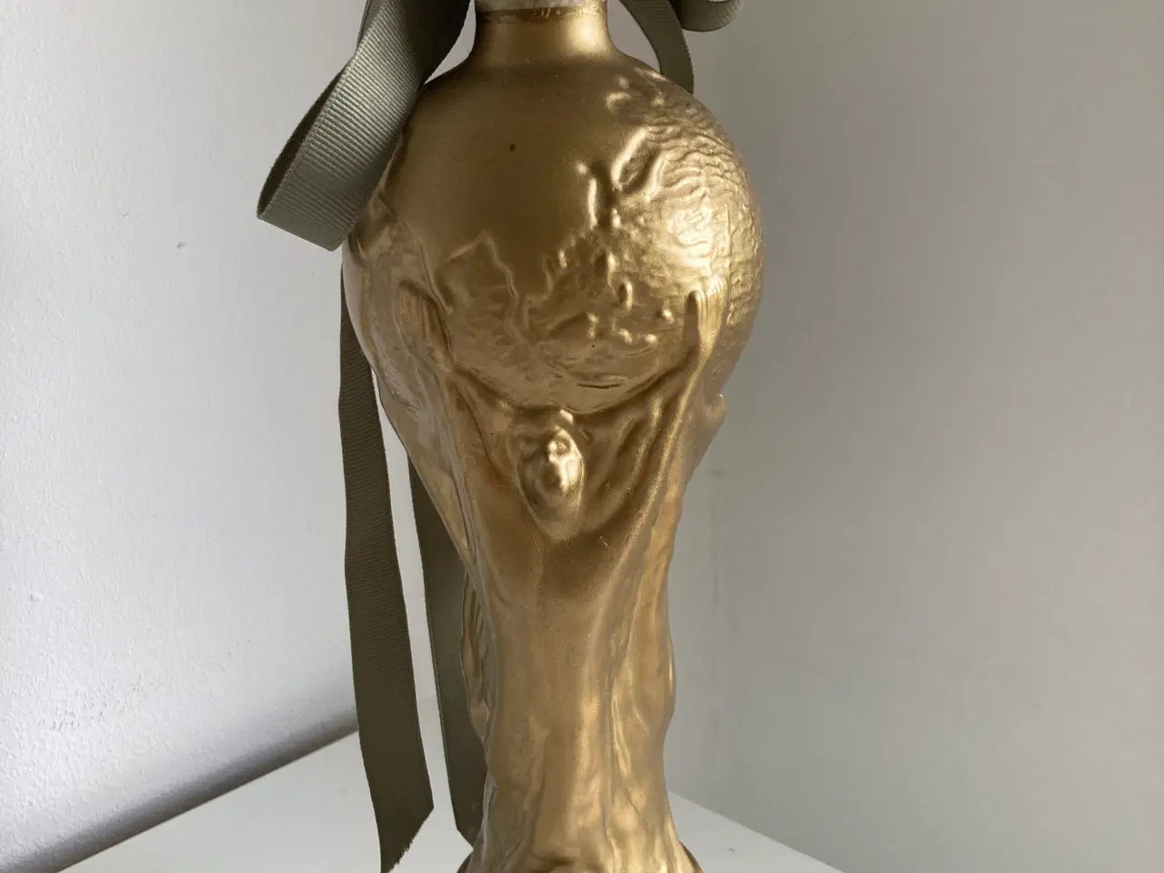 Billede 1 - Vinflaske som VM pokal 1990