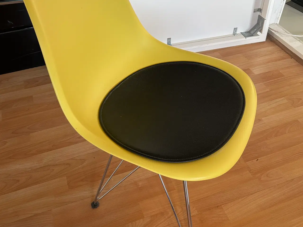 Billede 4 - Eames Spisebords stole i farver med hynder