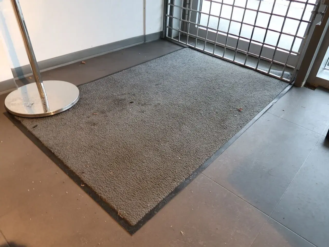 Billede 2 - Håndsprit dispenser, dørstopper & gulvmåtte