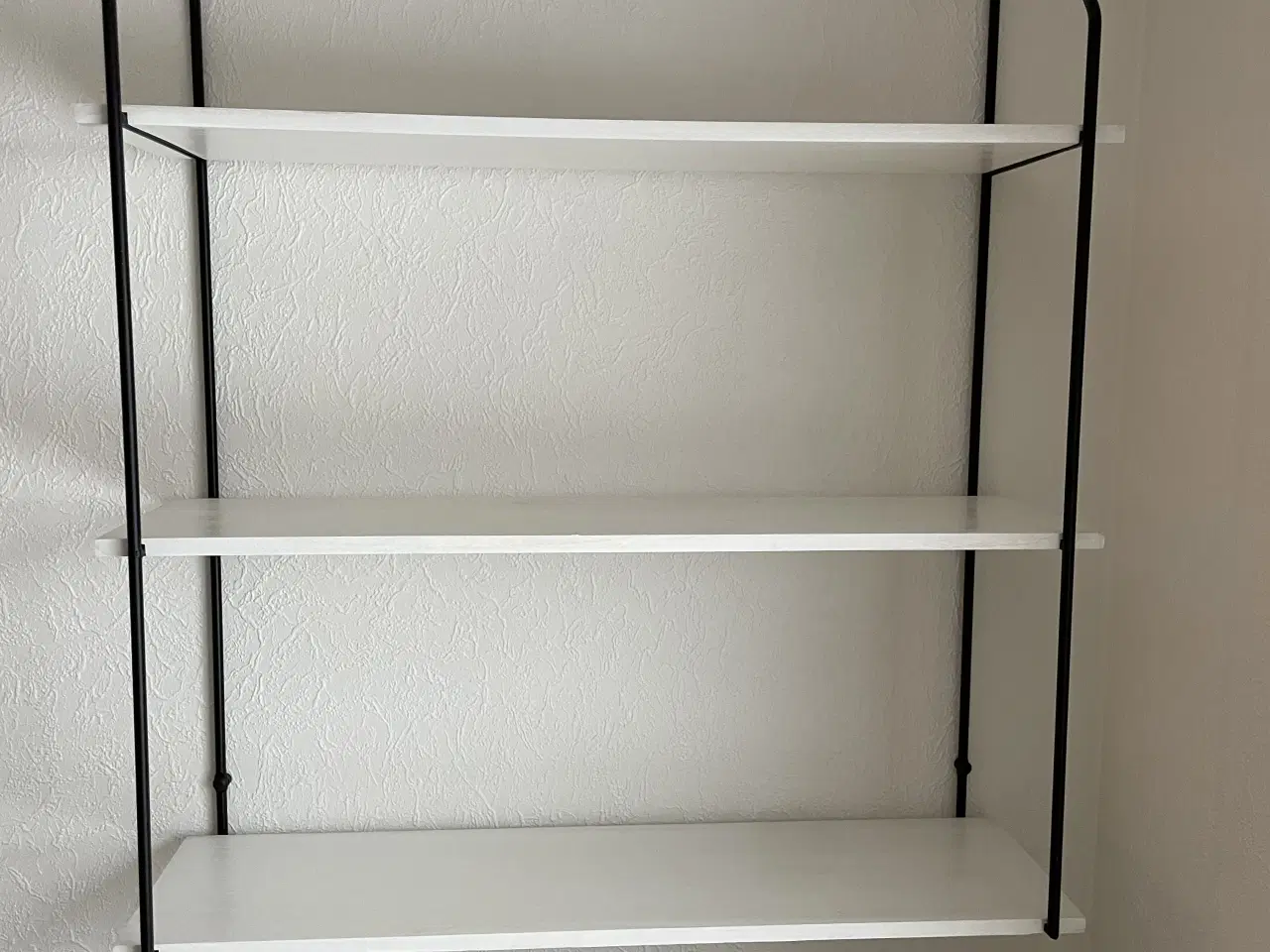 Billede 1 - vægthængt reol med 3 hylder