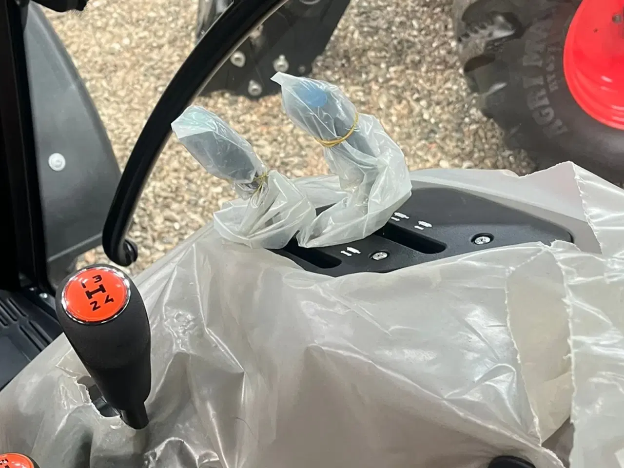 Billede 18 - Case IH Farmall 75 A Med Quicke frontlæsser med Euroskifte, 3die funktion og dæmper, samt og brede hjul.