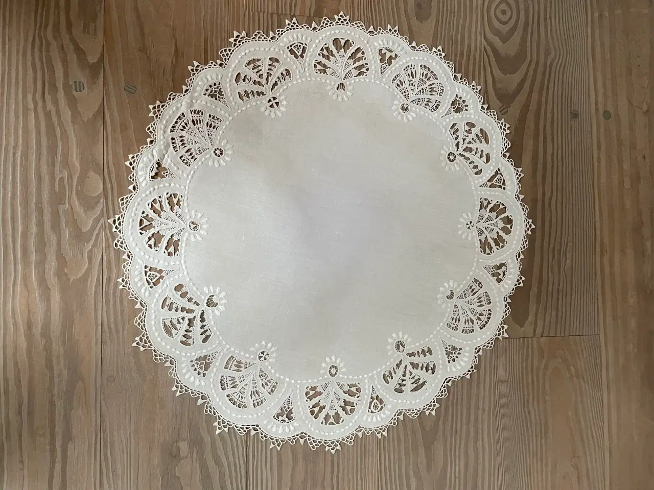 Billede 3 - Håndbroderet dug venetiansk broderi