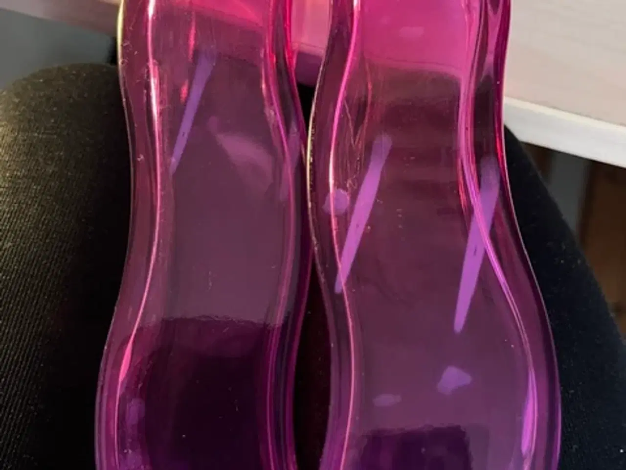 Billede 2 - To fine, bølgede glasvaser i flot pink -IKEA Skämt