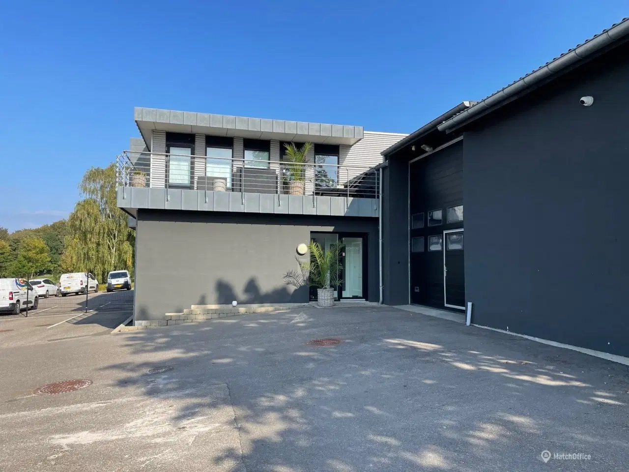 Billede 2 - Indhegnet lager med flotte kontorer