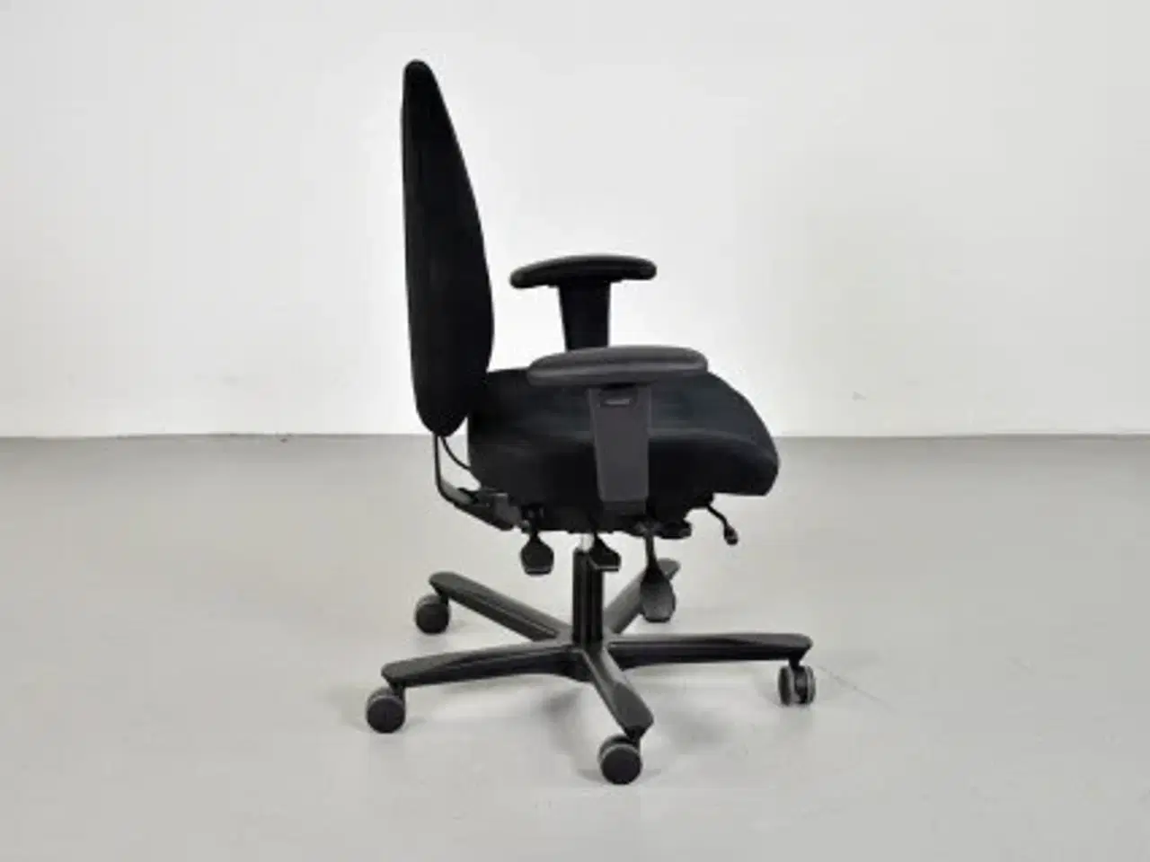 Billede 4 - Efg kontorstol med sort polster og armlæn