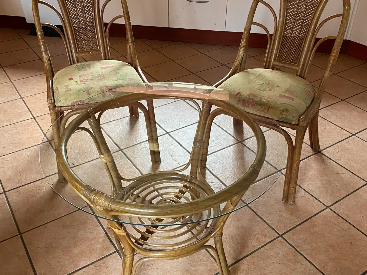 Billede 1 - 2 stk bambus stole med rund bord med glasplade