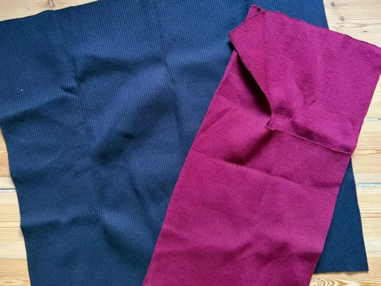 Billede 1 - Ribstof i hhv. vinrød og sort