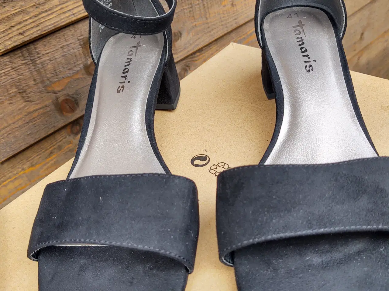 Billede 3 - Et par nye sorte Sandal med lille hæl str 41