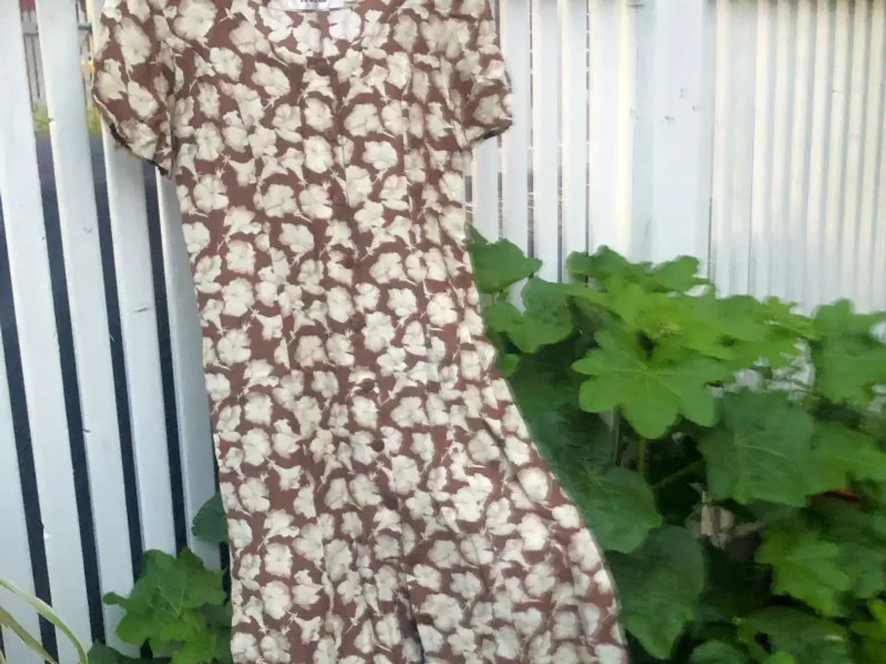 Billede 1 - Blomstret kjole i viscose. Som ny.