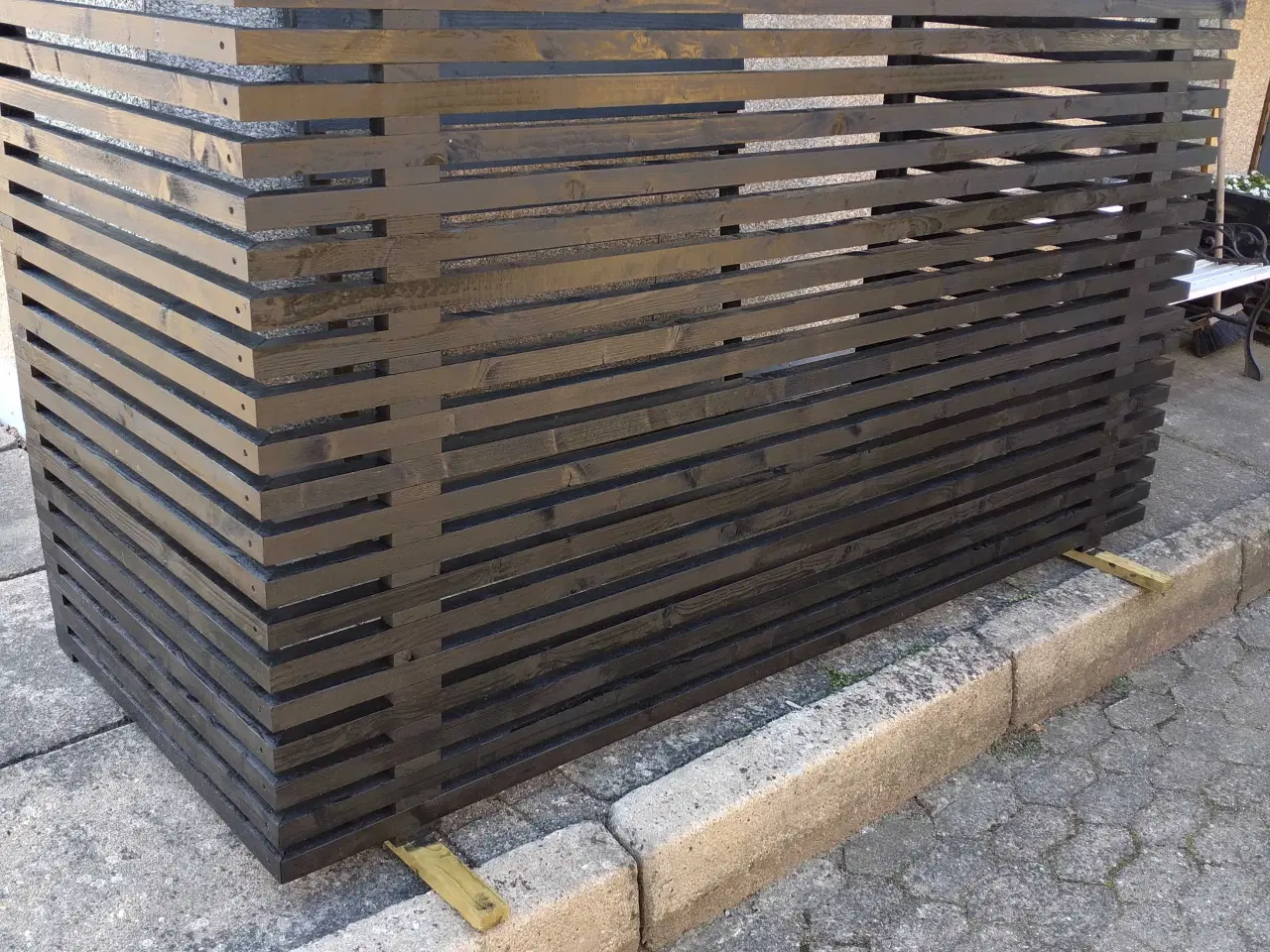 Billede 2 - Bruges også som varmepumpe skjuler. Skraldeskjul.