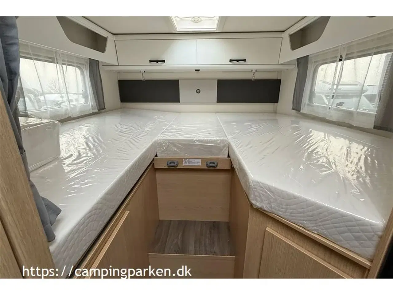 Billede 11 - 2026 - SunLight   Ny grundplan med enkeltsenge, sænkeseng og under 7 meter, med automatgear