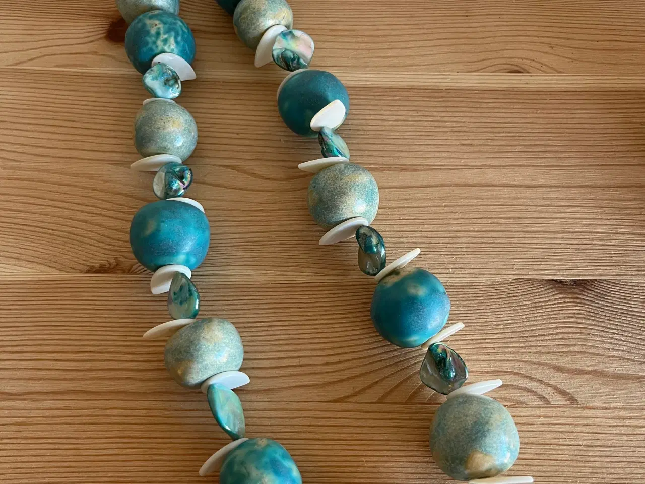 Billede 2 - Halskæde med perler og keramik