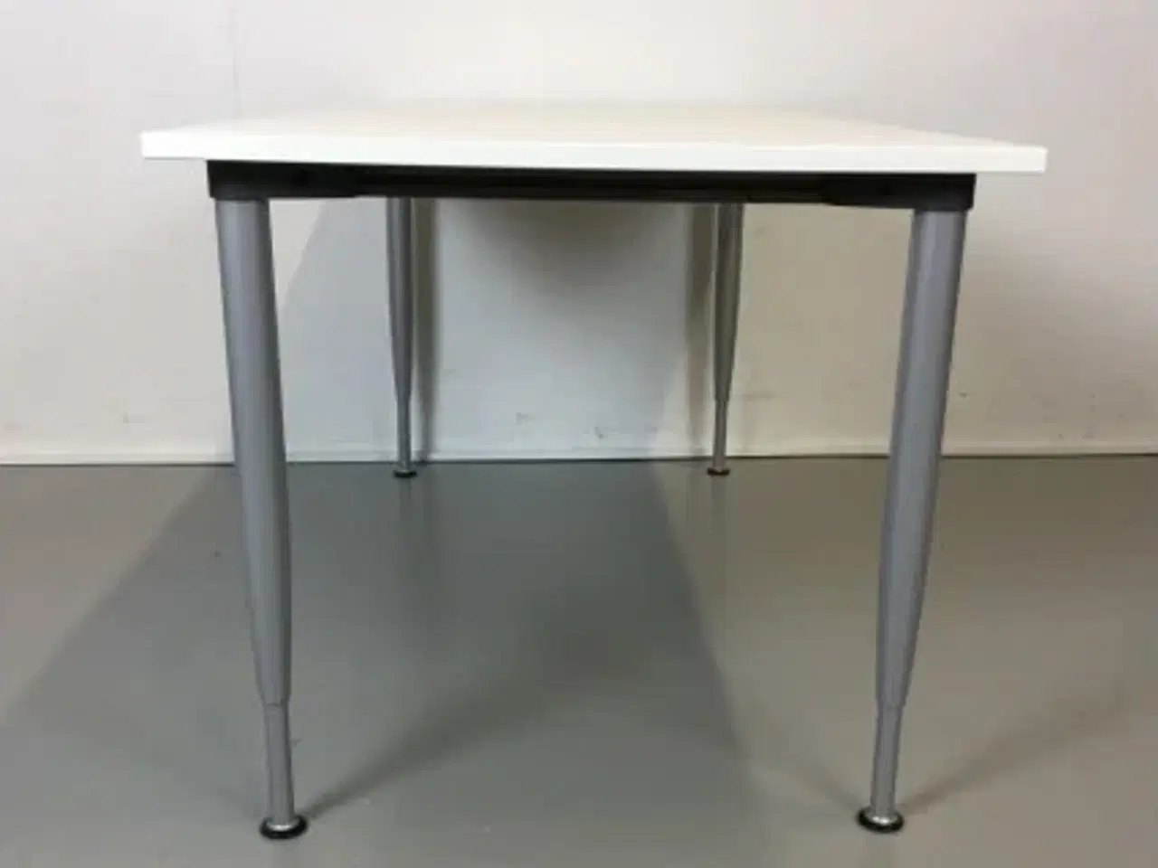Billede 4 - Kinnarps konferencebord med hvid plade på grå ben