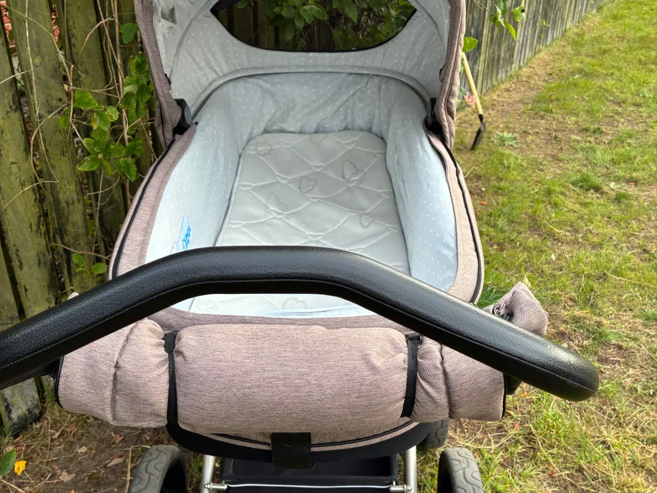 Billede 5 - Walnut Stork barnevogn med champagne stel