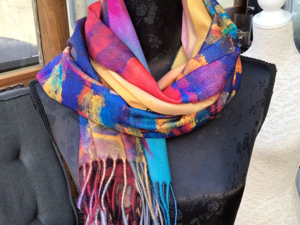 Billede 3 - Tørklæde med Frida Kharlo motiv