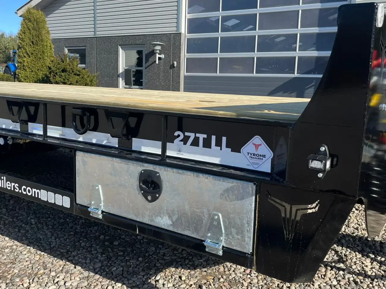 Billede 10 - Tyrone 27TLL . Affjedret træk og affjedret aksler. Med hydrauliske ramper og værktøjskasse