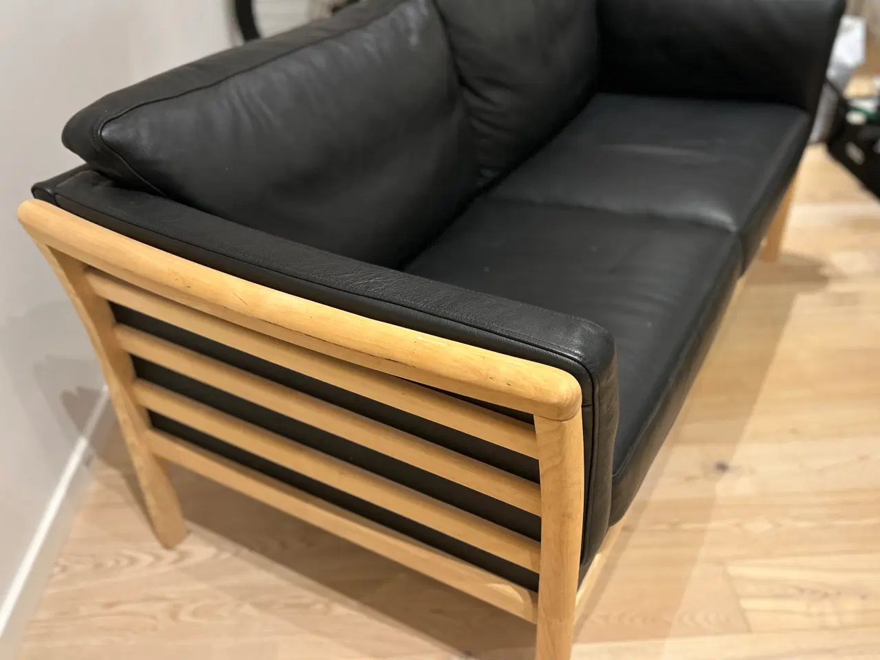 Billede 1 - Sort læder sofa 2 Pers. 