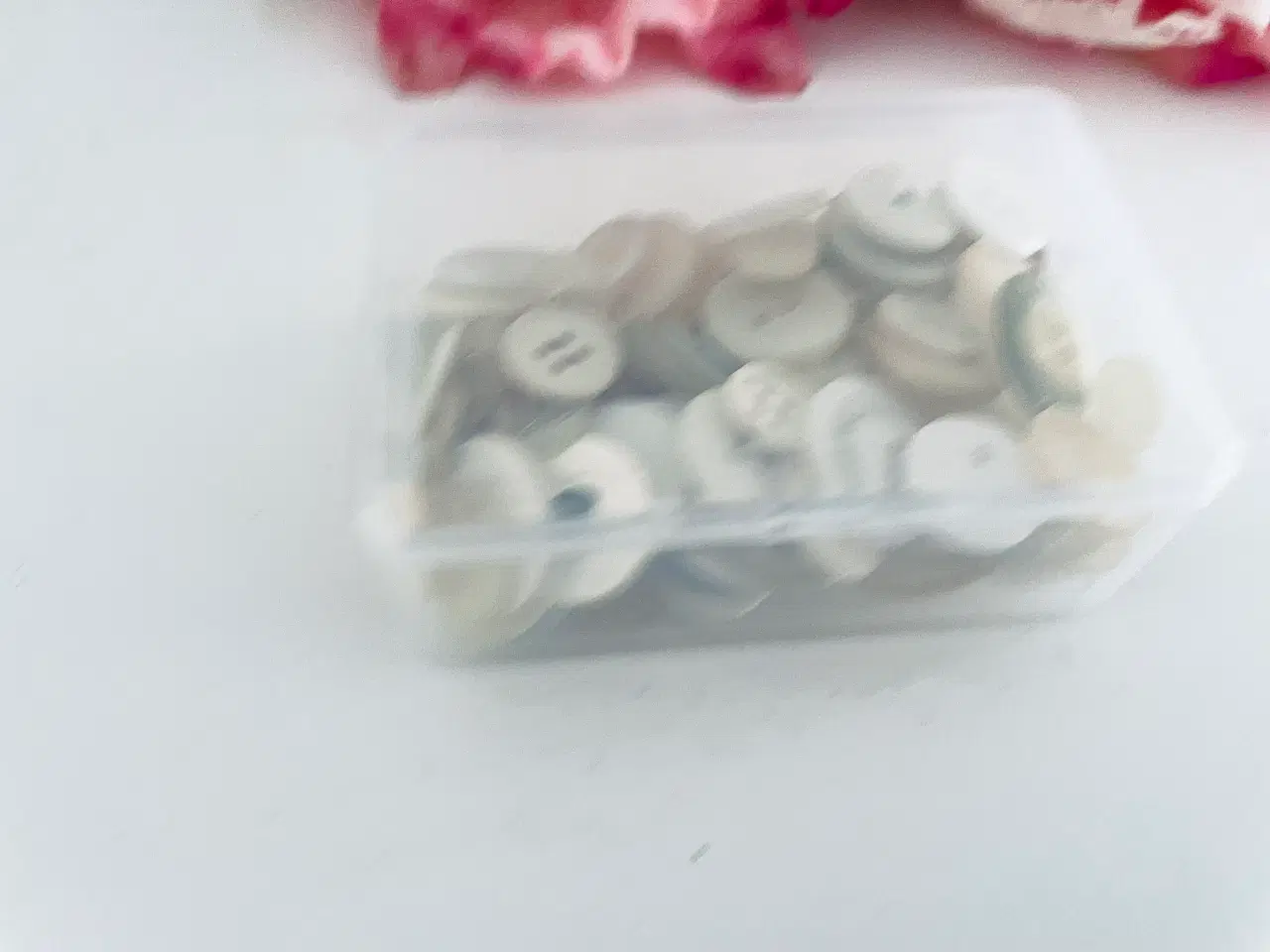 Billede 4 - Ældre knapper 80 stk. + opbevaringsæske