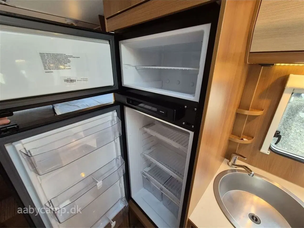 Billede 11 - 2013 - Carado T 448   solcelle. batteri. markise. cykelstativ. synet Feb. 2025. Tandrem skiftet i 2022. Nyt køleskab i 2024. Kun 70,000 Km!! KUN SALG TIL CVR!!