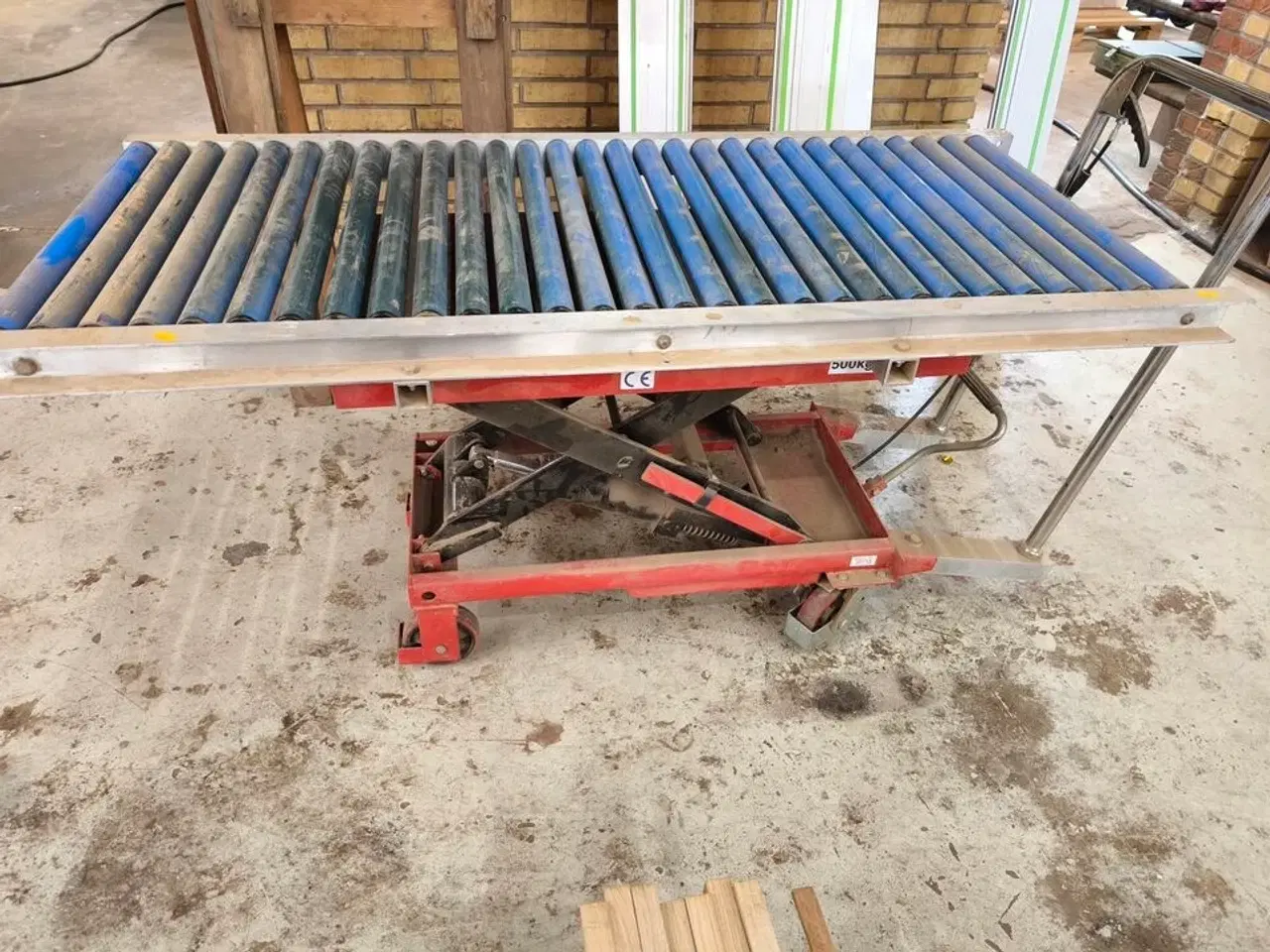 Billede 2 - Hydraulisk sakseløftebord/vogn 500 kg med påmonteret rullebane