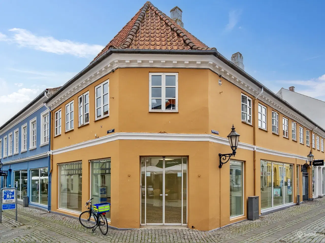Billede 1 - Hjørnebutik på gågaden i Nyborg. Mindre butik og stor facade.