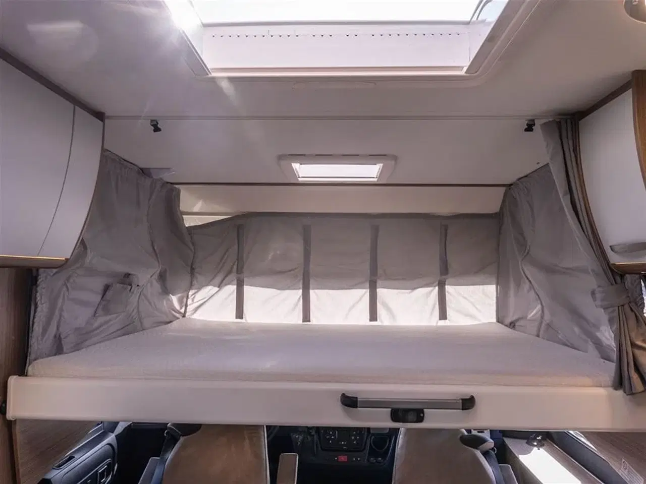 Billede 7 - 2021 - Carado I 338 Aut.   Topudstyret Helintegreret Carado med automatgear