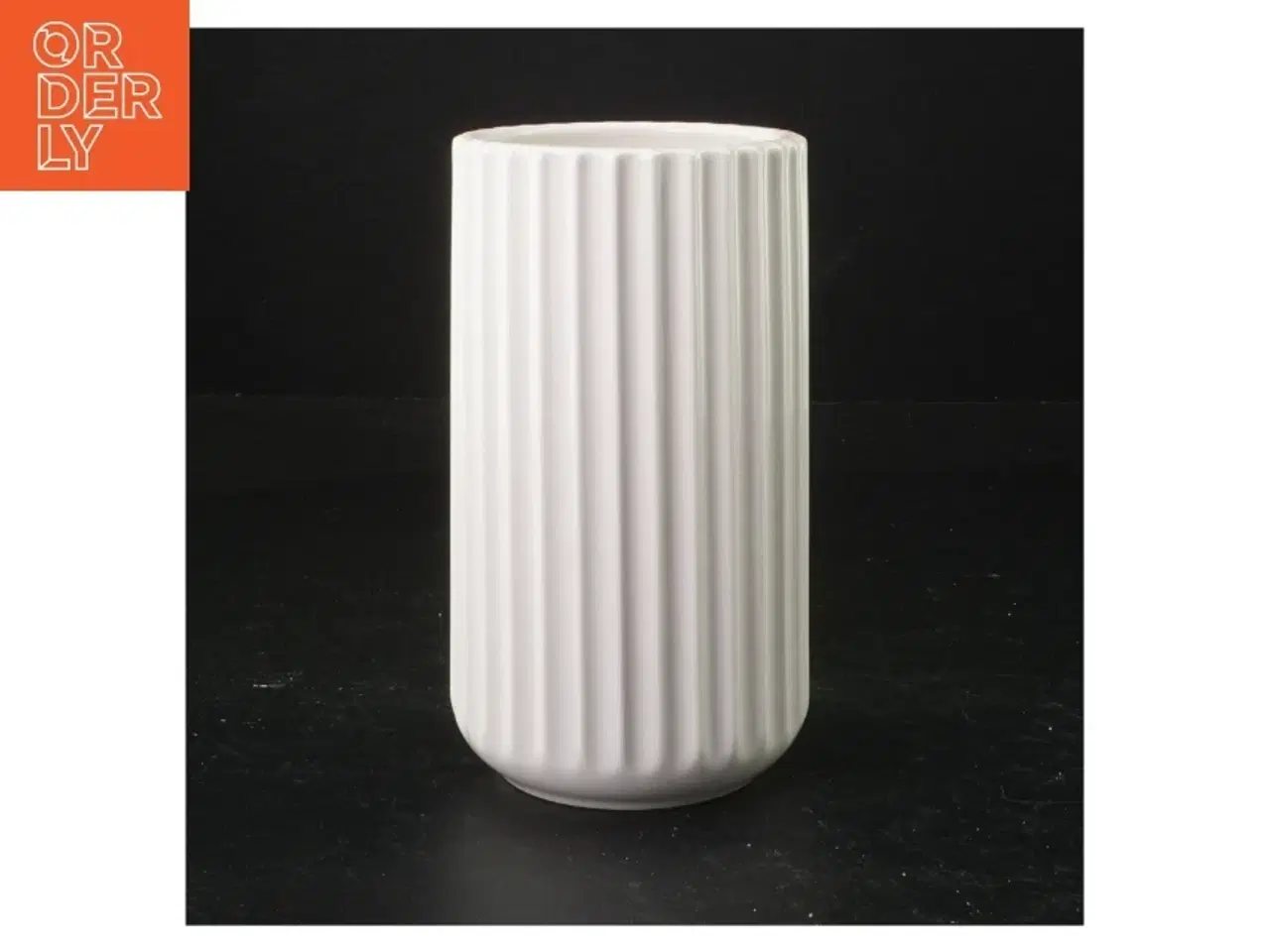 Billede 1 - Hvid porcelænsvase fra Lyngby (str. 15 cm. 8 cm i diameter)