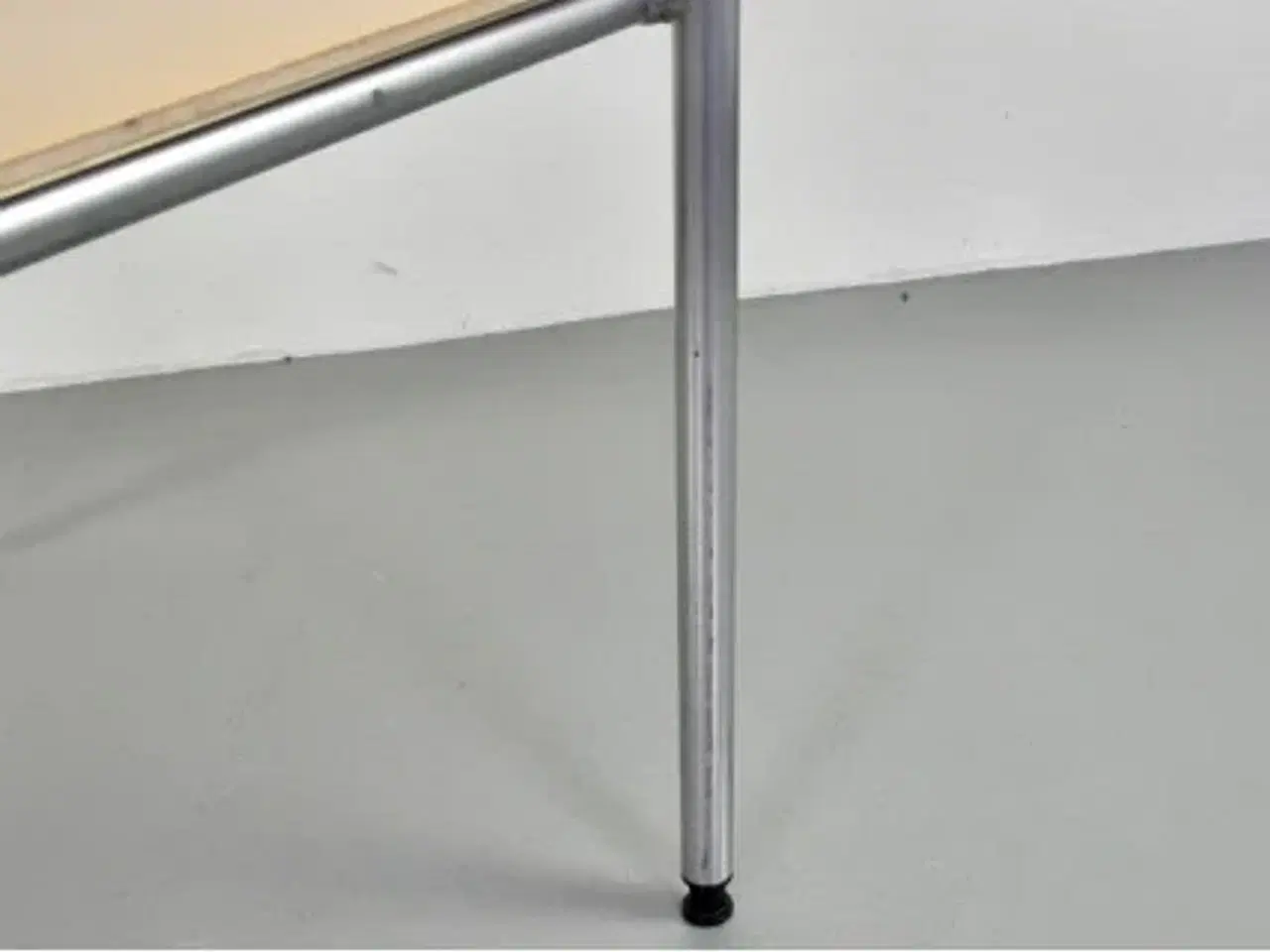 Billede 6 - Rumas konference-/mødebord med plade i birk og grå ben