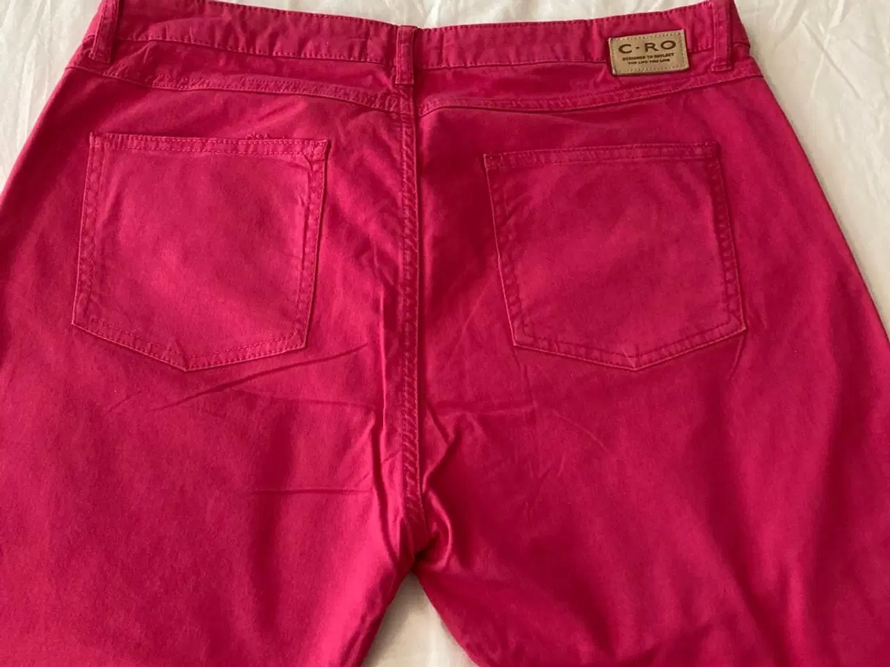Billede 6 - Ceride-røde Capri-shorts (3/4 lange) str 46