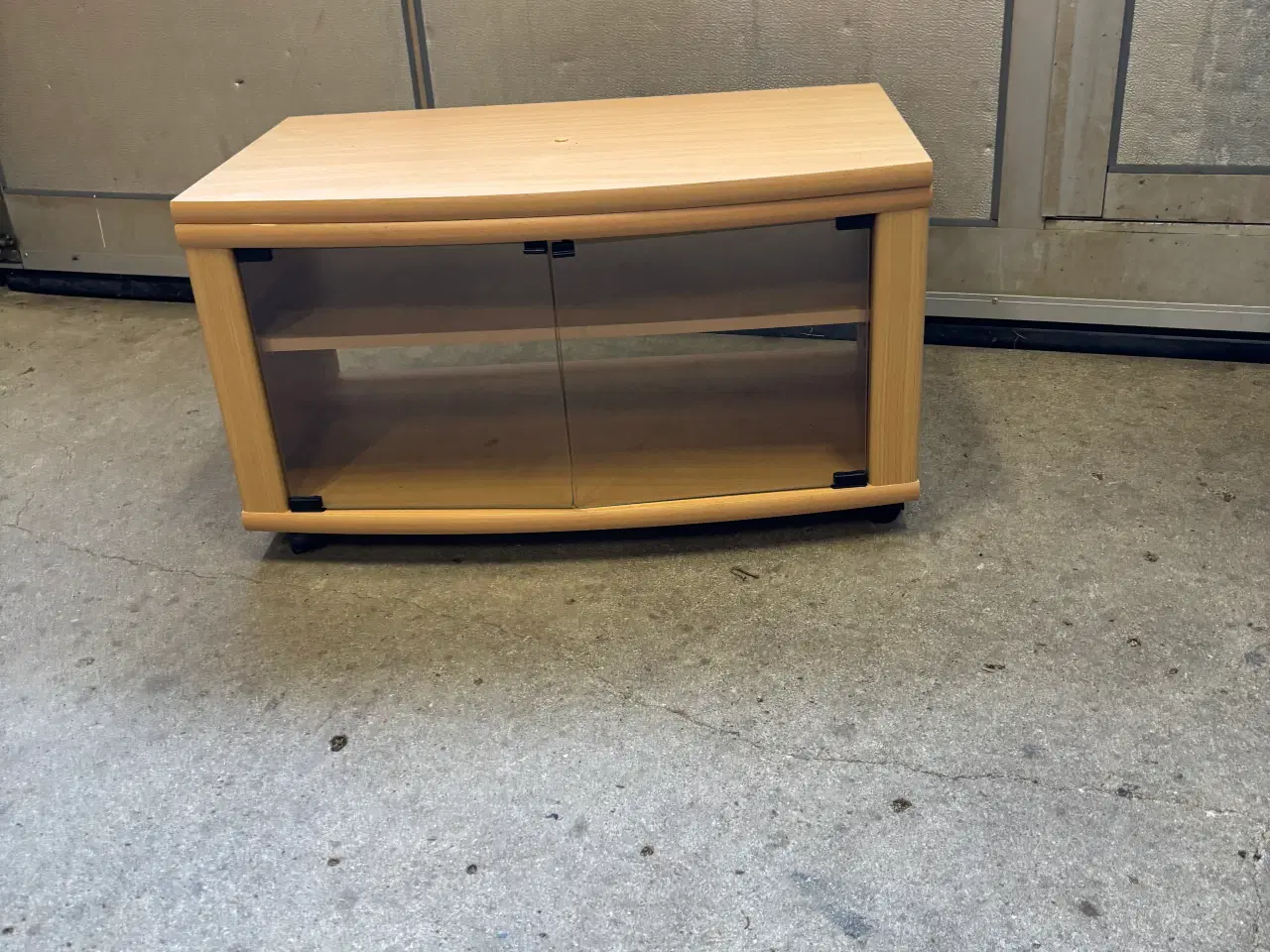 Billede 1 - TV bord med glaslåger