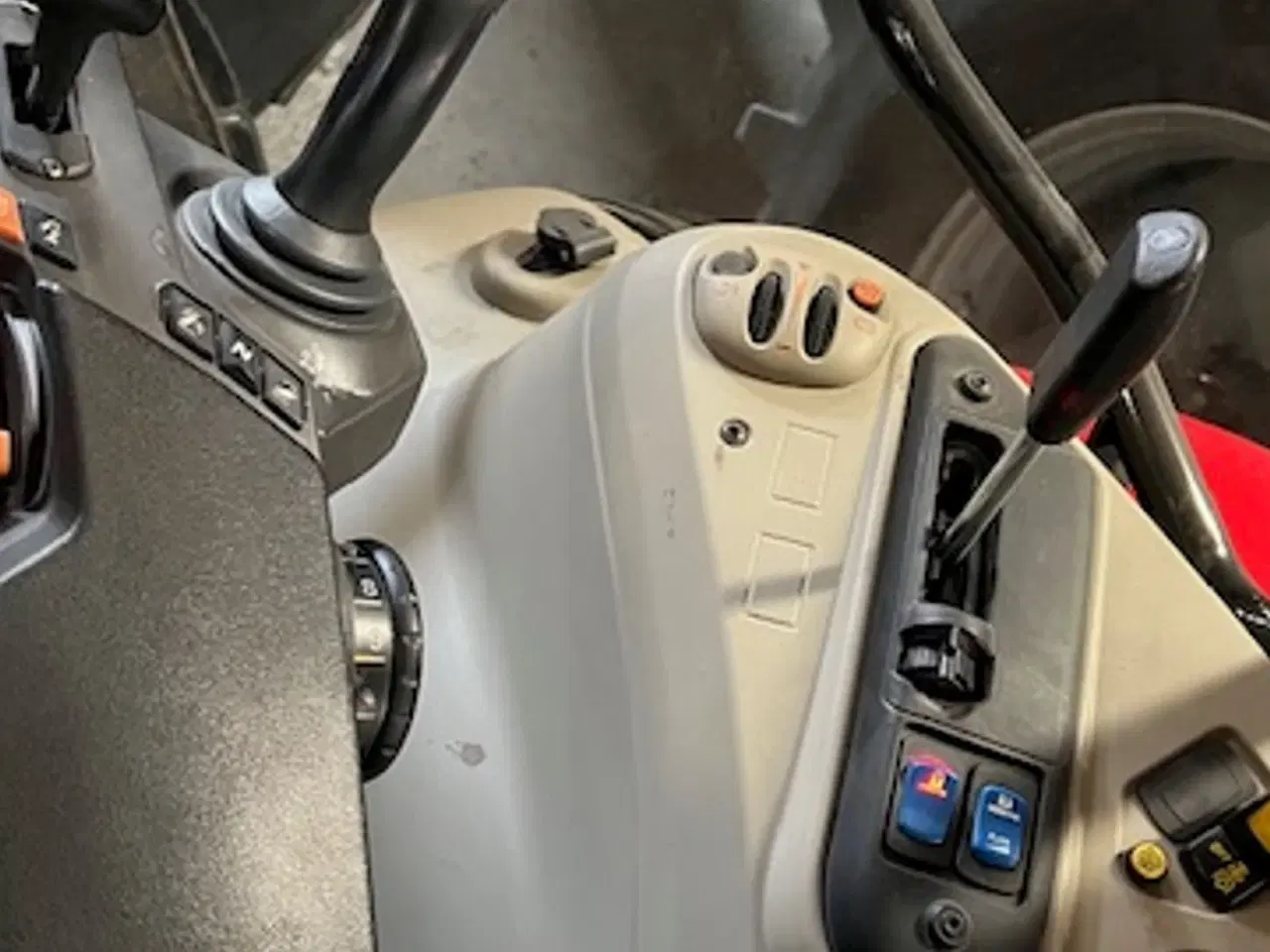 Billede 9 - Massey Ferguson 6715 S Med front læsser. Læsser er meget lidt brugt.