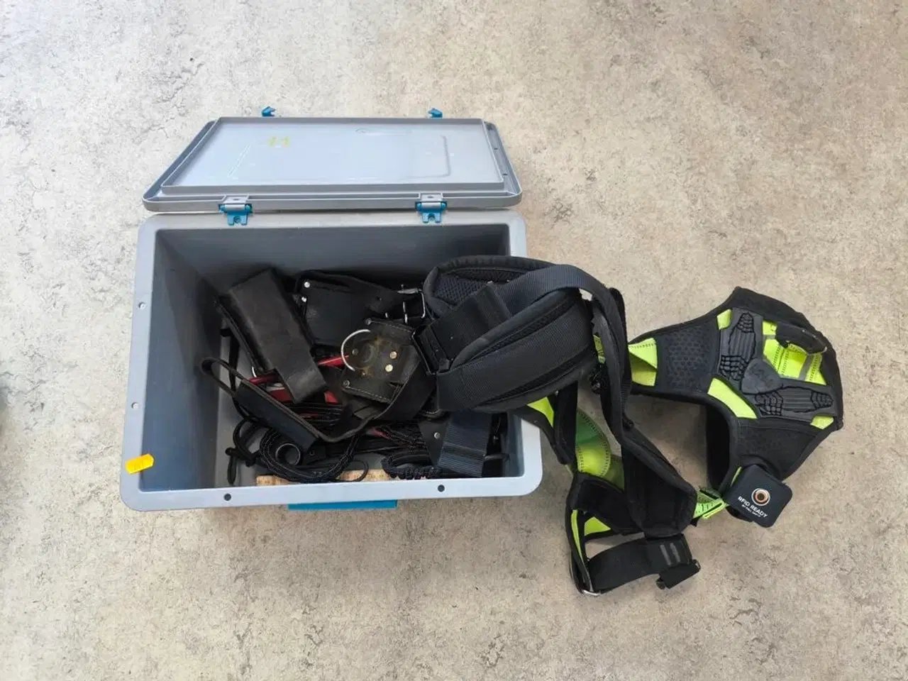 Billede 1 - Kasse m. sikringsgrej samt div.