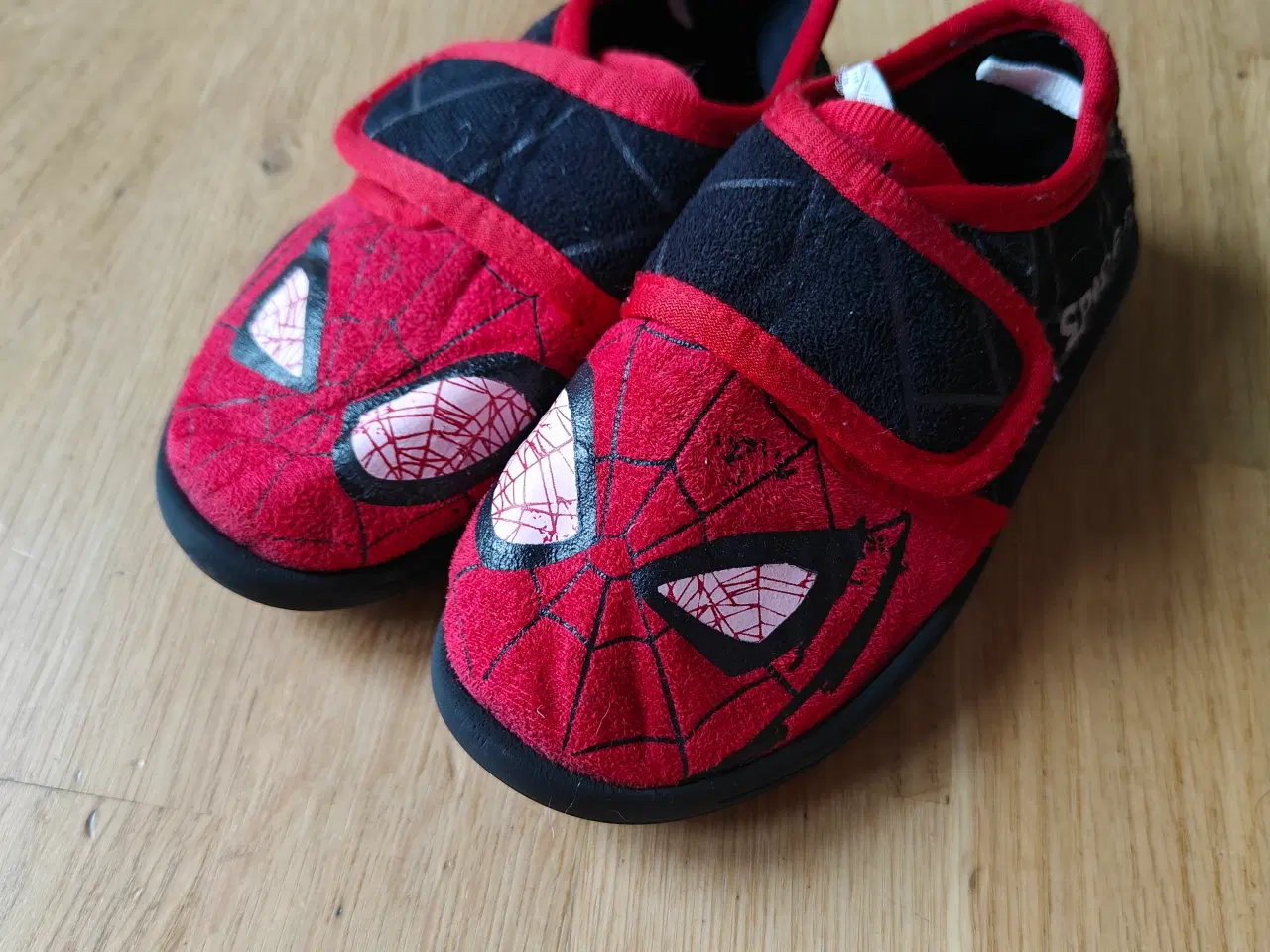 Billede 1 - Hjemmesko med spiderman tema, størrelse 25, unisex