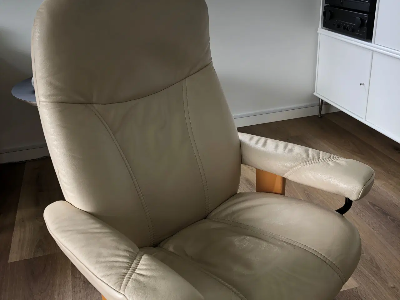 Billede 2 - 2 Stressless lænestole+1 fodskammel i creme læder