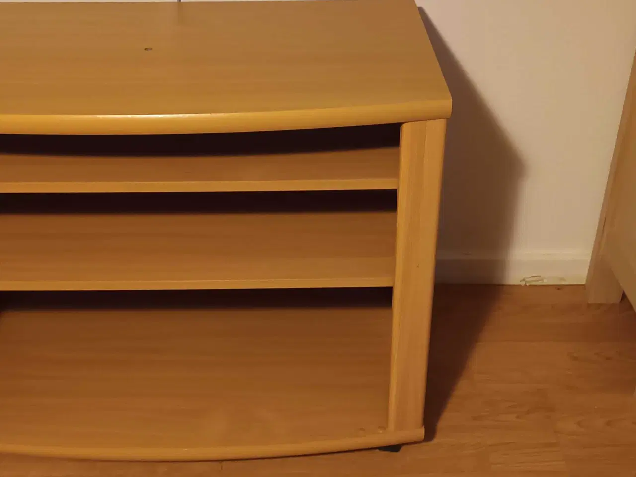 Billede 1 - Tv bord i bøgetræ med hjul under.