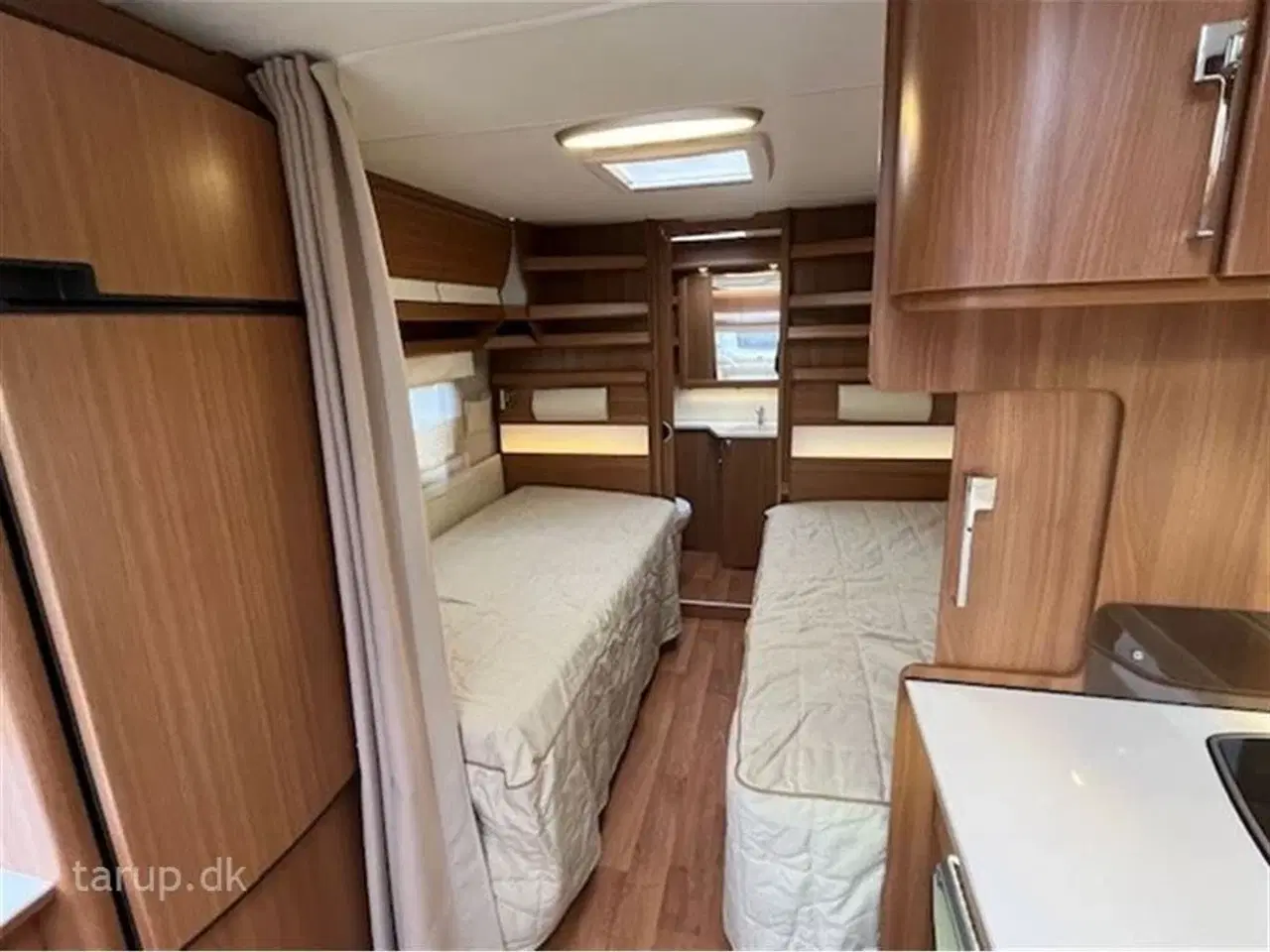 Billede 16 - 2014 - Kabe Royal 590 ETDL KS   Fortelt: Isabella Nordic 300, Truma XT mover, skind i siddegruppe, lysskinne, ALDE varme, vand båren gulvvarme, rundsiddegruppe, enkeltsenge