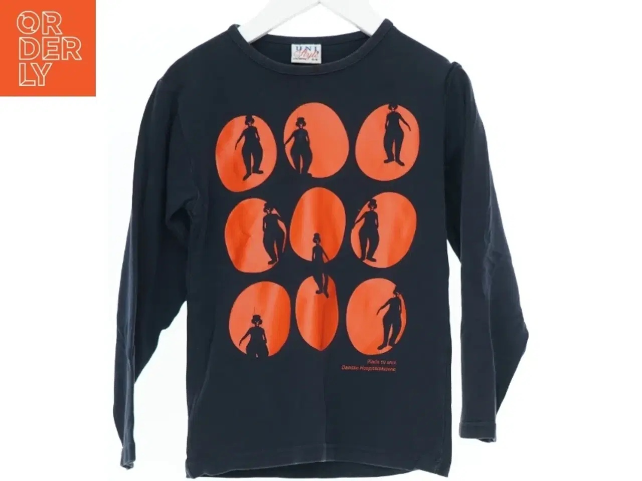 Billede 1 - Sort langærmet t-shirt med orange tryk fra Uni Style (str. 110)