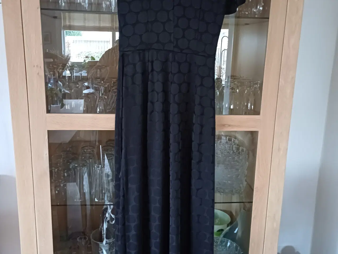 Billede 4 - Elegant sort lang kjole i str. XS