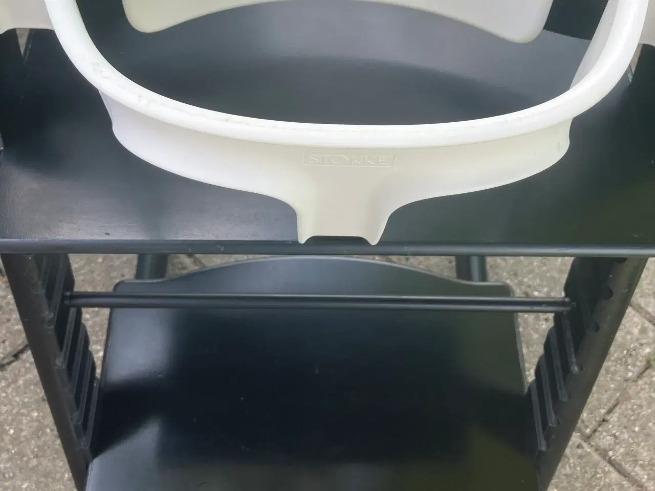 Billede 2 - Sort stokke stol m plastik indsats & ryg.Nye model