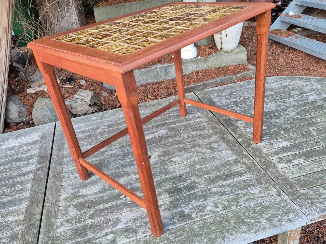 Billede 17 - Sidebord i teak med fine sandfarvede kakler