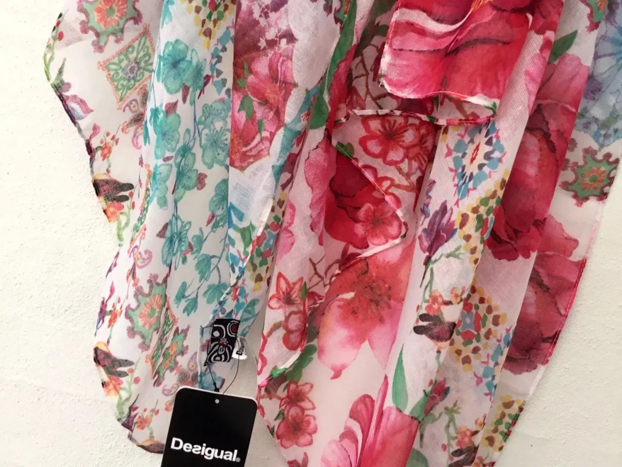 Billede 8 - Desigual tørklæde med blomster fra Desigual 