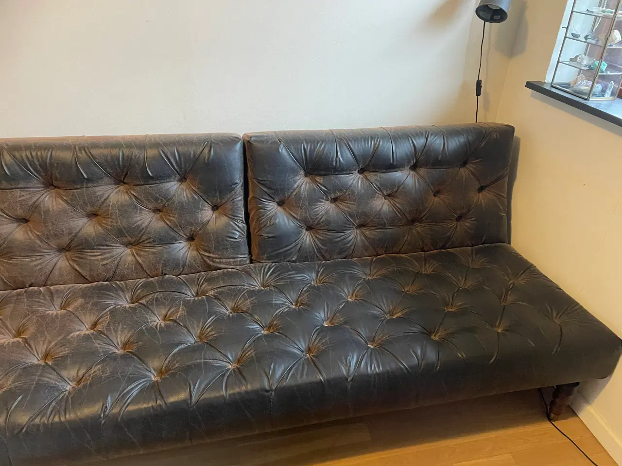 Billede 11 - Chesterfieldlignende sofa med moderne twist