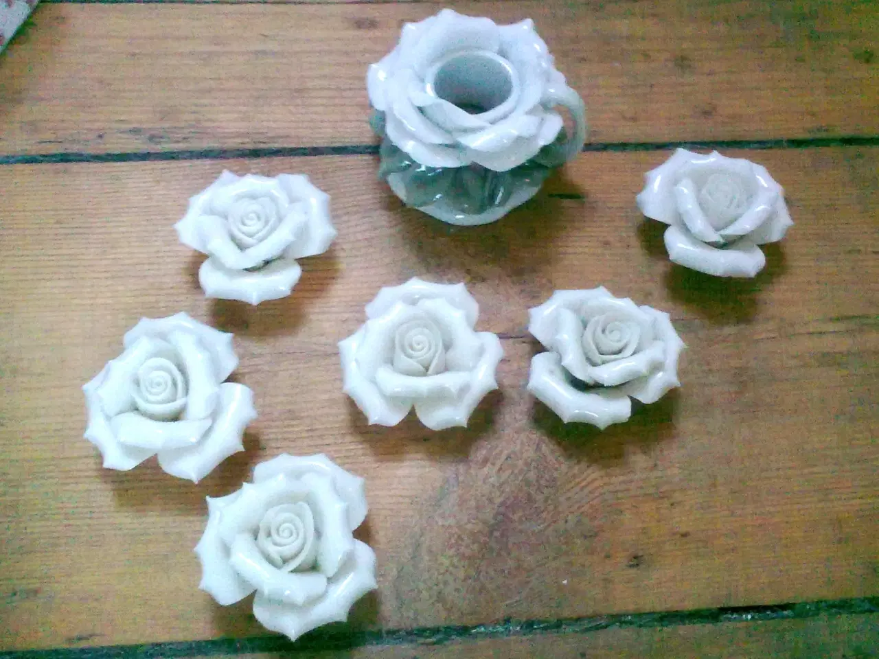 Billede 2 - Håndlavet porcelæn rose lysholder + 6 hvide roser