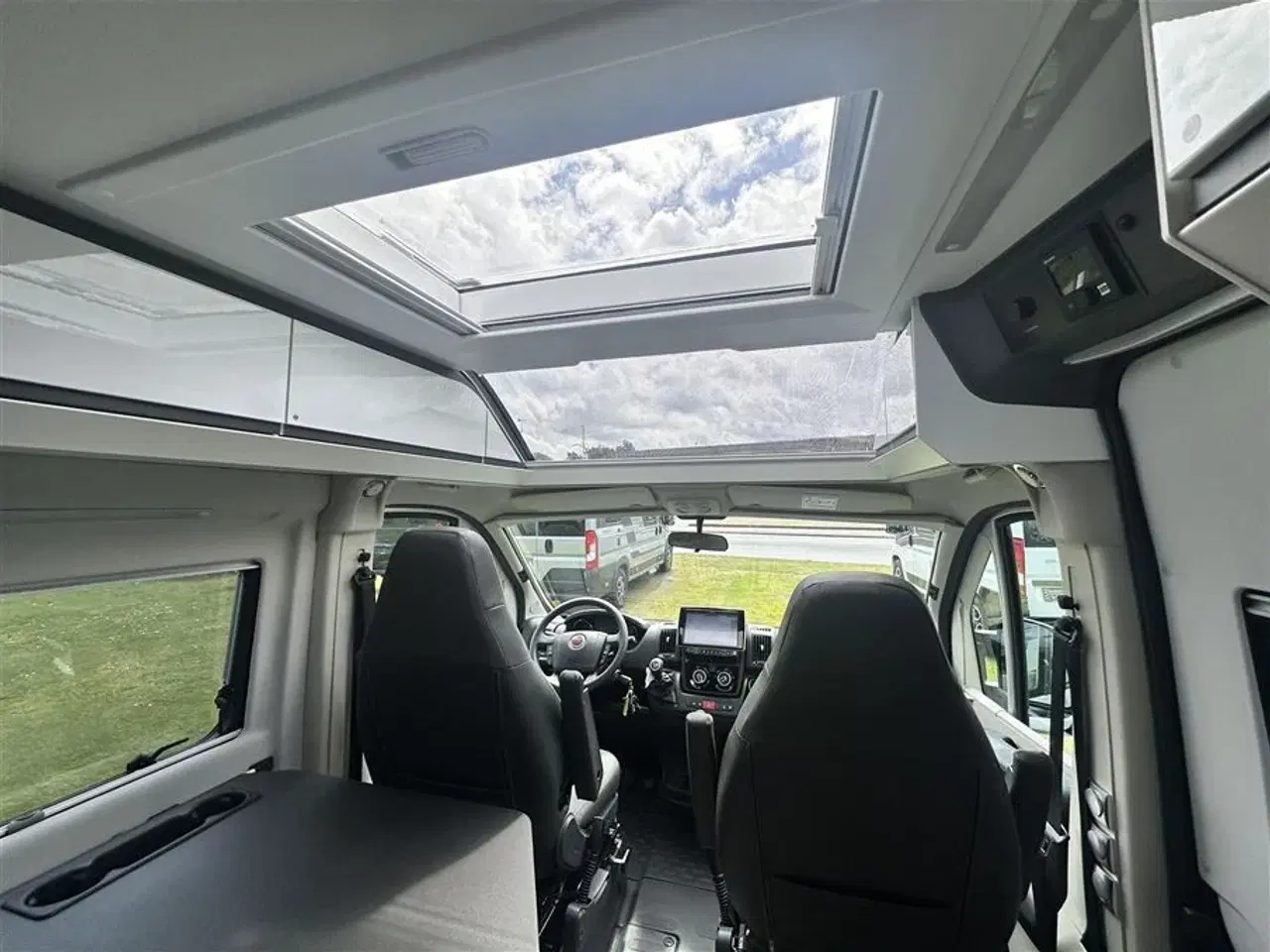 Billede 6 - 2019 - Adria Twin Supreme 640 SLB   Velholdt Camper Van med enkelt senge Kørt 38,300 Km